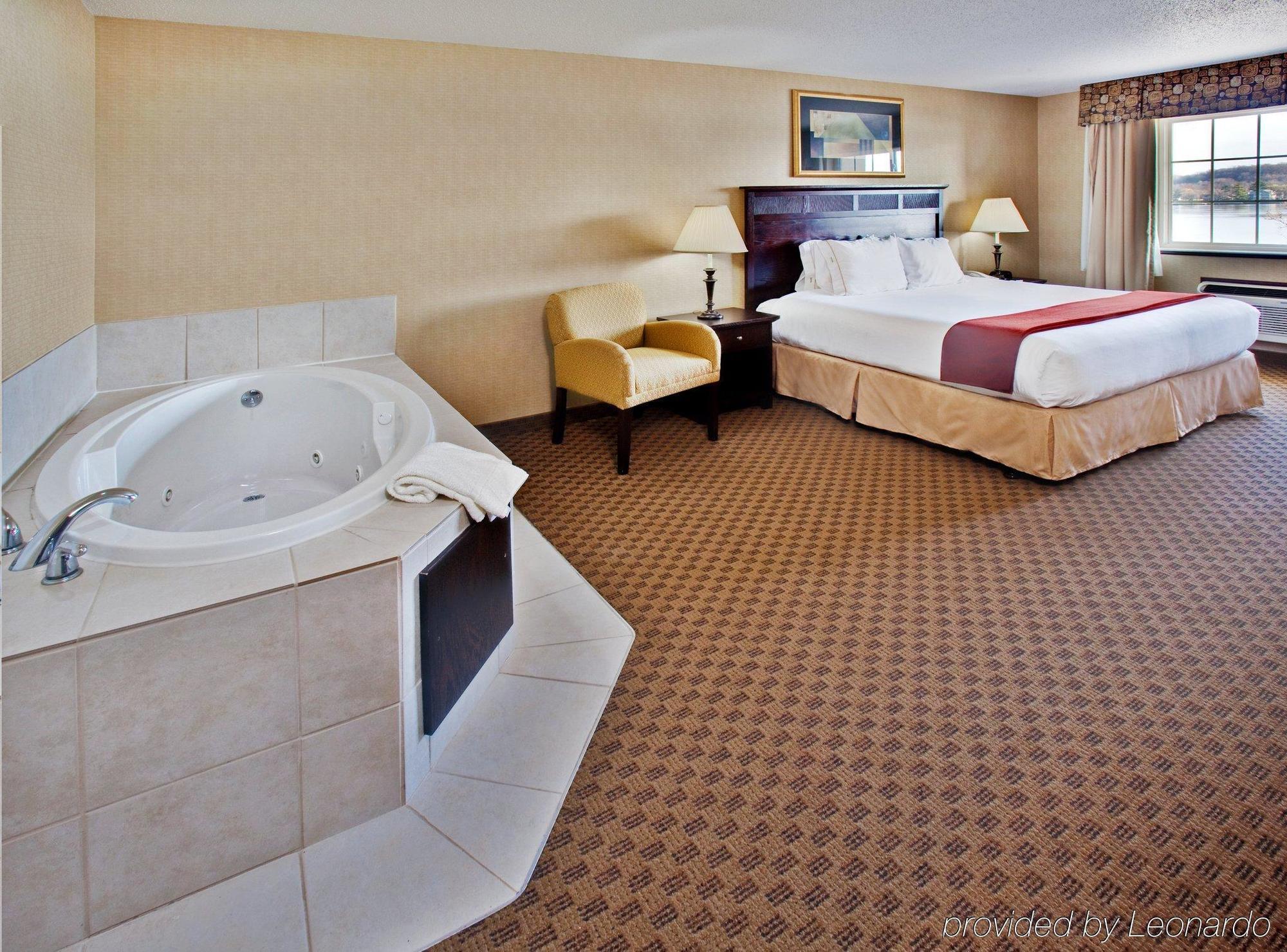 Holiday Inn Express Le Claire Riverfront-Davenport By Ihg Exterior foto